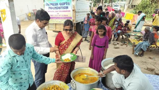 କୁଷ୍ଠାଶ୍ରମ ଅନ୍ତେବାସୀଙ୍କୁ ନୂଆବସ୍ତ୍ର-ପାଠ୍ୟ ଉପକରଣ ବଣ୍ଟନ
