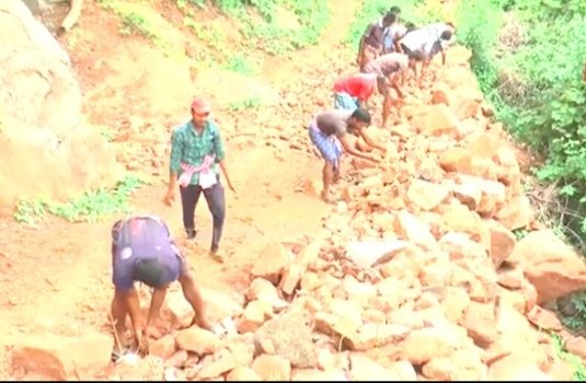 ପାହାଡ ସଫା କରି ଗ୍ରାମବାସୀ କରୁଛନ୍ତି ରାସ୍ତା ନିର୍ମାଣ