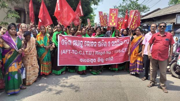 ବିଭିନ୍ନ ଦାବି ନେଇ ମଧ୍ୟାହ୍ନ ଭୋଜନ କର୍ମୀ ଓ ସହାୟିକାଙ୍କ ବିକ୍ଷୋଭ