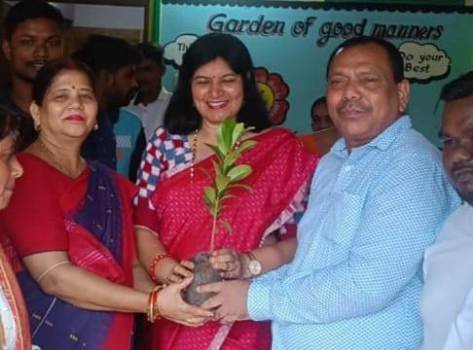 ବୃକ୍ଷରୋପଣ ଓ ବୃକ୍ଷବଣ୍ଟନ କରି ବିବାହ ବାର୍ଷିକୀ ପାଳନ କଲେ ଡଃ ଦିଲ୍ଲୀପ ଶ୍ରୀଚନ୍ଦନ ଓ ପତ୍ନୀ ଅନୁପମା