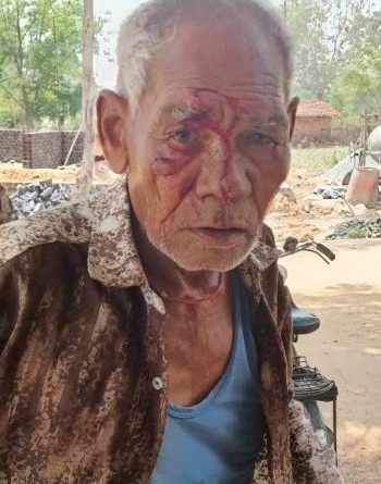 ସରକାରୀ ଅଧିକାରୀଙ୍କ ବଦଳରେ ସେଲ୍ସ ମ୍ୟାନ ବଣ୍ଟନ କରୁଛନ୍ତି ଭତ୍ତା,ହିତାଧିକାରୀ ଙ୍କୁ ମାଡ଼ ଅଭିଯୋଗ