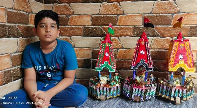 କୁନି ହାତରେ ତିନି କୁନି ରଥ