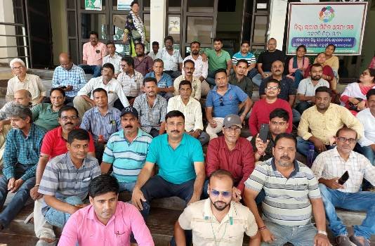 ୧୦ ମ ଦିନରେ ଗଜପତି ଜିଲ୍ଲାସ୍ତରୀୟ ଅମଲାଙ୍କ ସମୂହ ଛୁଟି ଓ ଶାନ୍ତି ପୂର୍ଣ୍ଣ ଧାରଣା