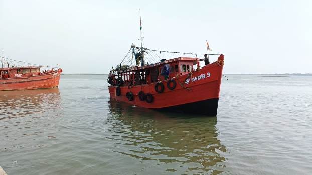 ଯାନ୍ତ୍ରିକ ତ୍ରୁଟି ଯୋଗୁଁ ମଝି ସମୁଦ୍ରରେ ବୁଡ଼ିଲା ଟ୍ରଲର