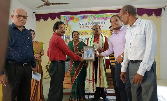 ଅଧ୍ୟକ୍ଷଙ୍କୁ ଅବସର କାଳୀନ ସମ୍ବର୍ଦ୍ଧନା