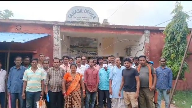 ତହସିଲ କାର୍ଯ୍ୟାଳୟ ଘେରିଲେ ଲୋକେ