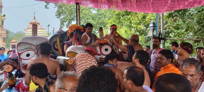 ସ୍ନାନମଣ୍ଡପରେ ଚତୁର୍ଦ୍ଧାମୂର୍ତ୍ତି