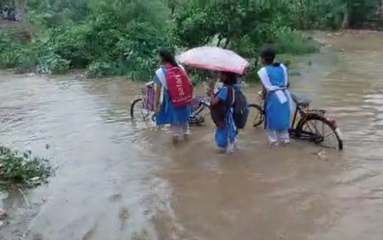 ଅସରାଏ ବର୍ଷାରେ ମୁଗୁପୁର ହାଇସ୍କୁଲ ସମ୍ମୁଖ ରାସ୍ତା ଉବୁଟୁବୁ