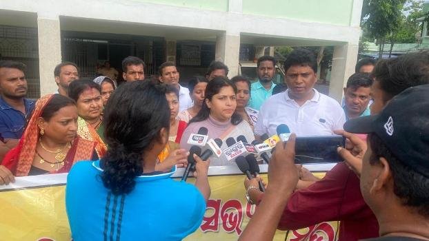 ଗଞ୍ଜାମ ଜିଲ୍ଲା ସମିତି ସଭ୍ୟ/ସଭ୍ୟା ସଂଘ ପକ୍ଷରୁ ଜିଲ୍ଲାପାଳଙ୍କୁ ୧୦ ଦଫା ଦାବିପତ୍ର ପ୍ରଦାନ