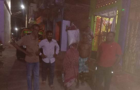 ଅସହାୟ ଅବସ୍ଥାରେ ରାତିରେ ବୁଲିଥିବା ବୃଦ୍ଧାଙ୍କୁ ଉଦ୍ଧାର କଲେ ସ୍ୱେଚ୍ଛାସେବୀ