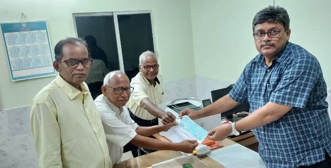 ଅବସରପ୍ରାପ୍ତ ସରକାରୀ କର୍ମଚାରୀ ସଂଘ ପକ୍ଷରୁ ମୁଖ୍ୟମନ୍ତ୍ରୀ ରିଲିଫ ପାଣ୍ଠିକୁ ଦାନ