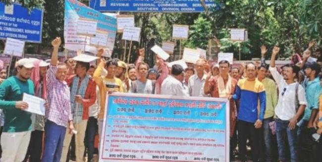 ଛେଳିଗଡ ବିସ୍ଥାପିତ ମାନଙ୍କ ଦାବୀ ପୂରଣ ନ ହେଲେ ନବୀନ ନିବାସ ସମ୍ମୁଖରେ ଆନ୍ଦୋଳନ ହେବ