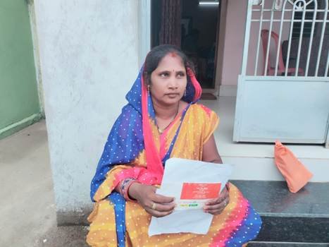 ଆର ସିଏସ ଅଫିସ ଆଗରେ ଧାରଣା ଦେଲେ ମହିଳା ଚାଷୀ