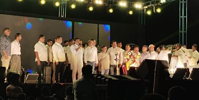 ପାଟପୁର ଗାନ୍ଧୀ ଛକରେ ଓଲିଉଡ଼ କଣ୍ଠଶିଳ୍ପୀଙ୍କ ଗୀତରେ ଝୁମିଲେ ଦର୍ଶକ