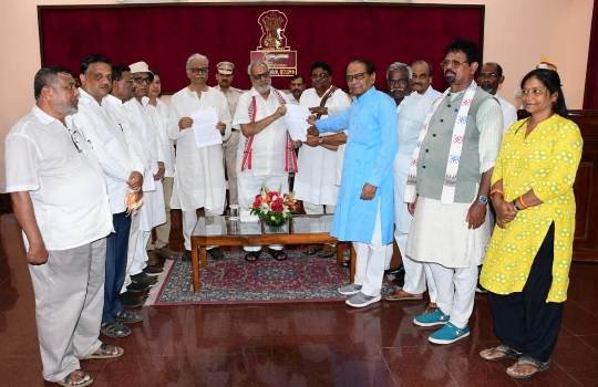 ୧୨ଟି ବିରୋଧୀ ରାଜନୈତିକ ଦଳ ତରଫରୁ ରାଜଭବନ ସମ୍ମୁଖରେ ବିକ୍ଷୋଭ