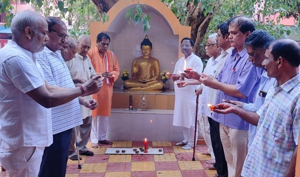 ବୁଦ୍ଧ ମନ୍ଦିରରେ ସାମୂହିକ ଦୀପଦାନ