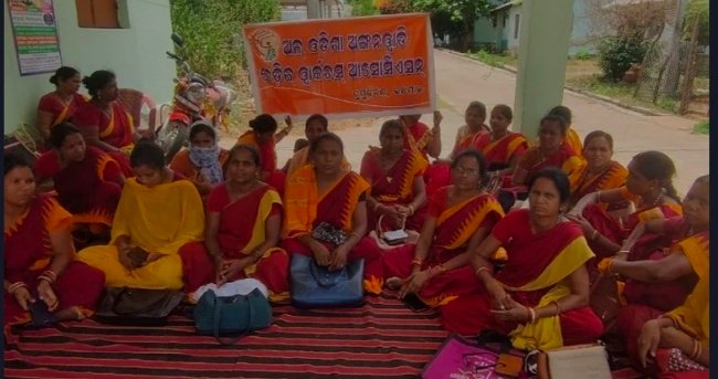 ବିଭିନ୍ନ ସମସ୍ୟା ପ୍ରତିବାଦ ରେ ସିଡିପିଓ କାର୍ଯ୍ୟାଳୟ ସମ୍ମୁଖରେ ଧାରଣା ଦେଲେ ଅଙ୍ଗନବାଡି କର୍ମୀ