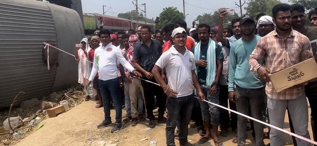 ବାହାନଗା ରେଳ ଦୁର୍ଘଟଣାସ୍ଥଳରେ ପାନୀୟଜଳ ବଣ୍ଟନ କଲେ ଶିବଶକ୍ତି ସାମାଜିକ ଉନ୍ନୟନ ସଂସ୍ଥା