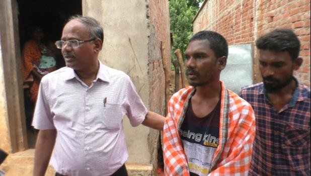ମୁମ୍ବାଇ ରେ ଶ୍ରମିକ ର ଦୁଇ ହାତକଟା ଘଟଣା ଜାତୀୟ ଅନୁସୂଚିତ ଜନଜାତି ଆୟୋଗ ଙ୍କ ରିପୋର୍ଟ ତଲବ