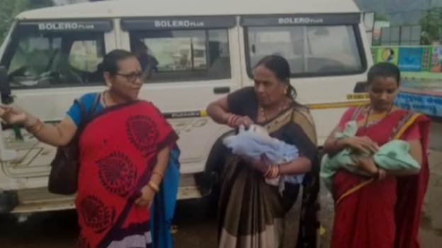 ବିଦ୍ୟାଳୟ ନିକଟରୁ ଦୁଇ ନବଜାତ ଶିଶୁ କନ୍ୟା ଉଦ୍ଧାର