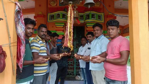 ବ୍ଳକ୍ ଅଧ୍ୟକ୍ଷଙ୍କ ଆଶୁ ଆରୋଗ୍ଯ କାମନା କରି ମାଆ କୁମାରଶୁଣି ପୀଠରେ ଦୀପଦାନ