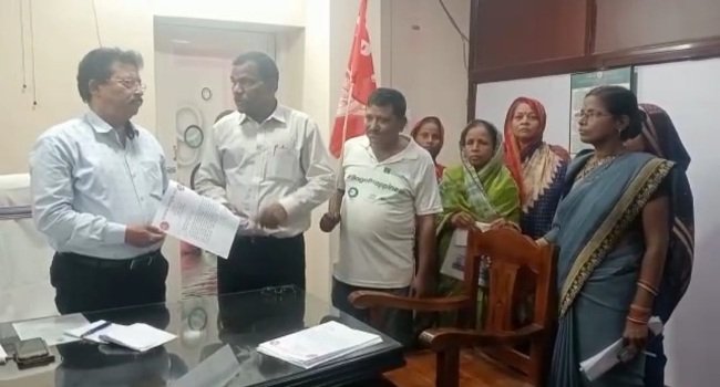 ଆକାଶ ଛୁଆଁ ଦରବୃଦ୍ଧି ନେଇ ସି.ପି.ଆଇ. ପକ୍ଷରୁ ପ୍ରତିବାଦ ଓ ଦାବିପତ୍ର ପ୍ରଦାନ