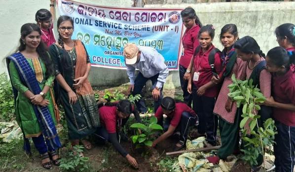 କଲେଜ ପ୍ରତିଷ୍ଠା ଦିବସରେ ବୃକ୍ଷ ରୋପଣ କାର୍ଯ୍ୟକ୍ରମ