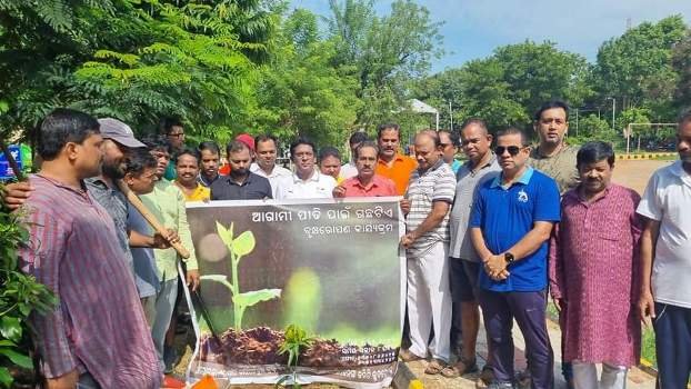 ତୁଷାର ଚାରିଟେବୁଲ ଟ୍ରଷ୍ଟ ତରଫରୁ ବୃକ୍ଷରୋପଣ