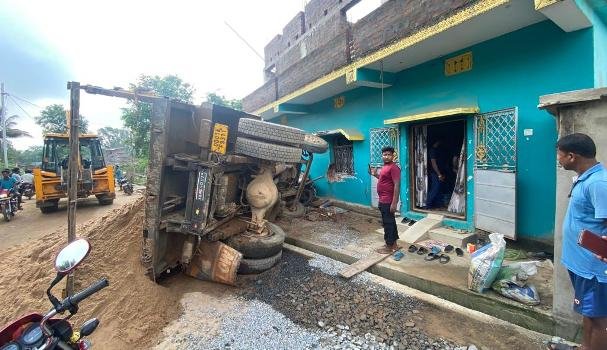 ଘର ଉପରକୁ ଚଢ଼ିଯାଇ ଓଲଟିଲା ବାଲିବୋଝେଇ ଟ୍ରକ