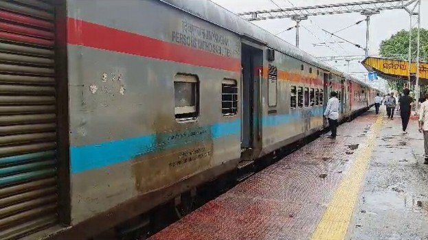 ଯାନ୍ତ୍ରିକ ତ୍ରୁଟି, ଅଟକିଲା ଇସ୍ପାତ ଏକ୍ସପ୍ରେସ