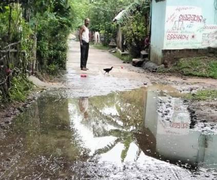 ଡ୍ରେନେଜ୍ ବ୍ୟବସ୍ଥା ନଥିବାରୁ ରାସ୍ତାରେ ଜମୁଛି ପାଣି