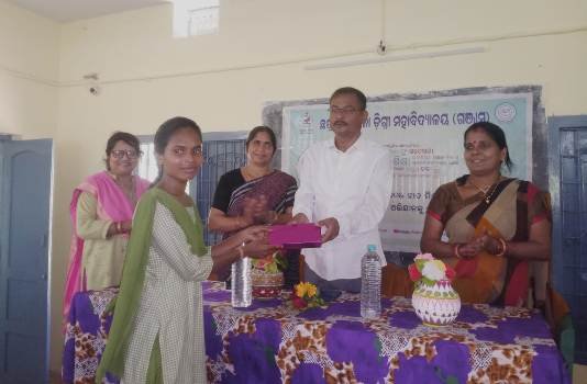 ଯୁକ୍ତ ତିନି ରେ ଟପ୍ପର ଛାତ୍ରୀ ମାନଙ୍କୁ ସମ୍ବର୍ଦ୍ଧନା ପ୍ରଦାନ