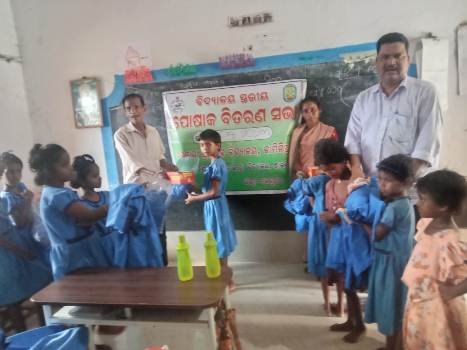 ଜାବିନିପୁର ପ୍ରାଥମିକ ବିଦ୍ୟାଳୟରେ ଛାତ୍ରଚାତ୍ରୀଙ୍କୁ ପୋଷାକ ବଣ୍ଟନ