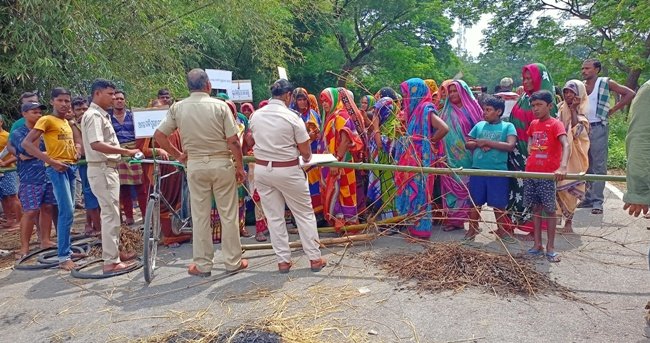 ବିଦ୍ୟାଳୟ ପାର୍ଶ୍ଵରେ ବେଆଇନ ଦେଶୀ ମଦବିକ୍ରି କୁ ବିରୋଦ୍ଧ କରି ରାସ୍ତା ଅବରୋଧ କଲେ ଶତାଧିକ ମହିଳା