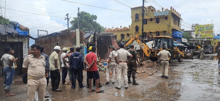 ନୂଆ ବସଷ୍ଟାଣ୍ଡରେ ଜବରଦଖଲ ଉଛେଦ କଲା ପୈାରପାଳିକା