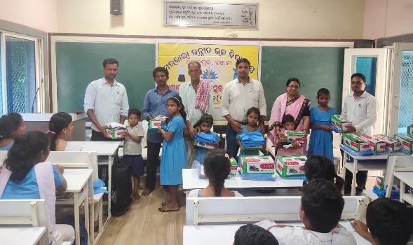 ପୋଷାକ ବିତରଣ ଉତ୍ସବ ପାଳିତ