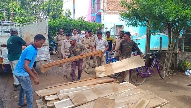 ସାତନଳ ଛକରୁ ଲକ୍ଷାଧିକ ଟଙ୍କାର ମୂଲ୍ୟବାନ କାଠ ଜବତ କଲା ବନ ବିଭାଗ