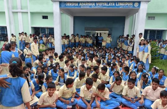 ବିବାଦୀୟ ପିଇଟି ଶିକ୍ଷକଙ୍କୁ ବଦଳି ନ କରିବା ପାଇଁ ଛାତ୍ରଛାତ୍ରୀଙ୍କ ଧାରଣା