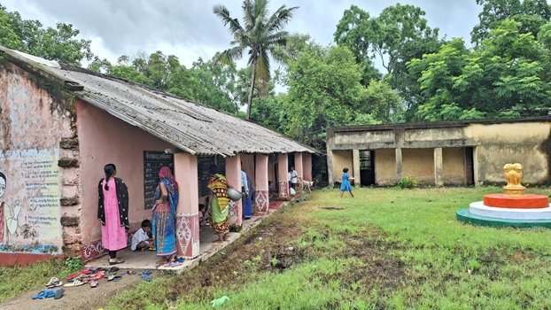 ଅସୁରକ୍ଷିତ ଶ୍ରେଣୀଗୃହରେ ଚାଲିଛି ଶିକ୍ଷାଦାନ