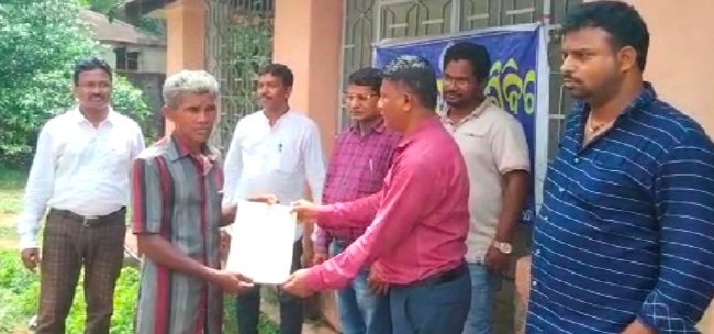 ତହସିଲଦାରଙ୍କ ଦ୍ୱାରା ଘରେ ଘରେ ପଟା ବଣ୍ଟନ