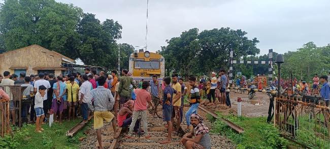 ଗଳାପୋଲ ତଳେ ବର୍ଷା ଯୋଗୁଁ ୫ ଫୁଟ ପାଣି ଠିଆ ଉତ୍ୟକ୍ତ ଜନତାଙ୍କ ଦ୍ୱାରା ଟ୍ରେନ ଅଟକ