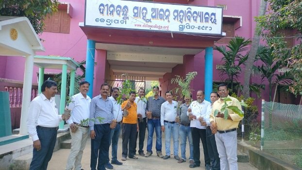 ଦୀନବନ୍ଧୁ ସାହୁ ଆଇନ ମହାବିଦ୍ୟାଳୟରେ ବୃକ୍ଷରୋପଣ