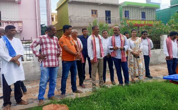 ୧୧ନଂ ୱାର୍ଡର ଉନ୍ନୟନ କାର୍ଯ୍ୟ ଦେଖିଲେ ବିଧାୟକ ଏବଂ ଗଛ ଲଗାଇ ପରିବେଶ ସୁରକ୍ଷାର ବାର୍ତ୍ତା ଦେଲେ