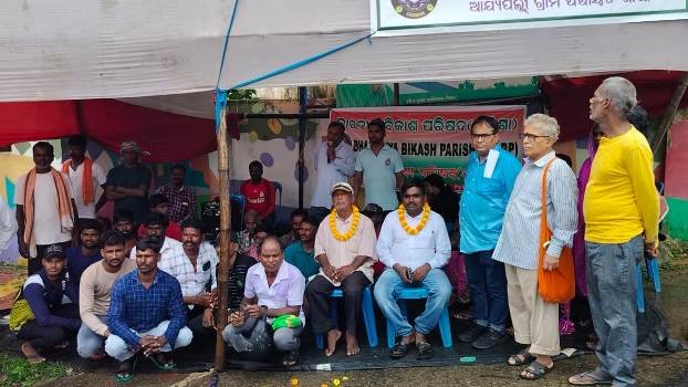 ଘର ପଟ୍ଟା ପାଇଁ ଜିଲ୍ଲାପାଳଙ୍କ କାର୍ଯ୍ୟାଳୟ ସମ୍ମୁଖରେ ଅମରଣ ଅନସନ