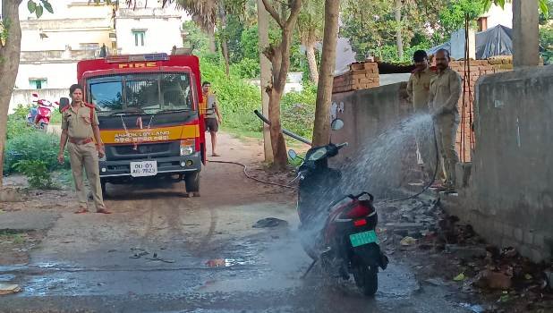 ରାସ୍ତାରେ ଜଳିଗଲା ଇଲେକ୍ଟ୍ରି ସ୍କୁଟର