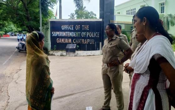 ଧୋକା ଦେଇ ଫେରାର ହେଲା ସ୍ୱାମୀ, ନ୍ୟାୟ ନିମନ୍ତେ ଏସପି ଙ୍କ ଦ୍ୱାରସ୍ତ ହେଲେ ମହିଳା