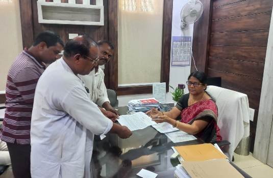 ମୁଖ୍ୟମନ୍ତ୍ରୀ ଙ୍କ ଉଦ୍ଦେଶ୍ୟ ରେ ସ୍ମାରକ ପତ୍ର ପ୍ରଦାନ ଦାବୀ ପୂରଣ ନ ହେଲେ ଜିଲ୍ଲା ବ୍ୟାପି ଆନ୍ଦୋଳନ