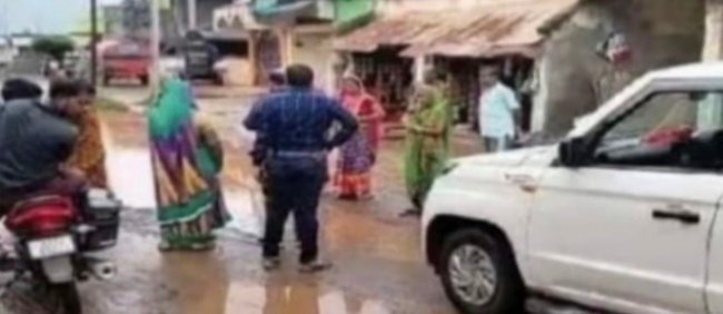 ପଞ୍ଚାୟତ କାର୍ଯ୍ୟାଳୟ ସମ୍ମୁଖ ରାସ୍ତାରେ ଆଣ୍ଠୁଏ ପାଣି
