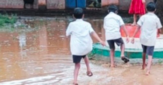 ଡ୍ରେନରୁ ବର୍ଷା ଜଳ ନିଷ୍କାସନ ନ ହେବାରୁ ପିଲାଙ୍କ ମଧ୍ୟାହ୍ନ ଭୋଜନ ସମୟରେ ବିଦ୍ୟାଳୟ ପରିସରରେ ପଶିଲା ବର୍ଷାଜଳ