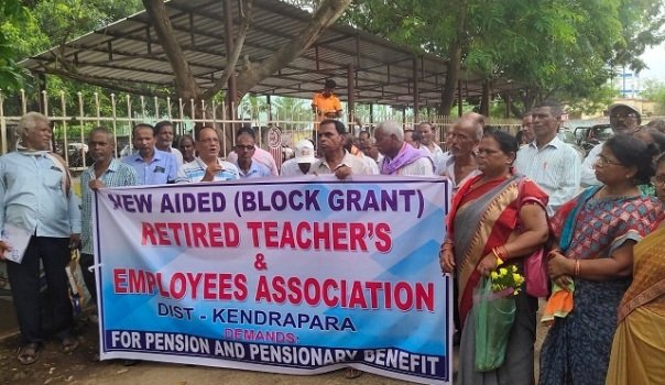 ଅବସରପ୍ରାପ୍ତ ଶିକ୍ଷକ କର୍ମଚାରୀଙ୍କ ପେନ୍‌ସନ୍ ପାଇଁ ମୁଖ୍ୟମନ୍ତ୍ରୀଙ୍କ ଉଦ୍ଦେଶ୍ୟରେ ଉପଜିଲ୍ଲାପାଳଙ୍କୁ ଦାବି ପତ୍ର ପ୍ରଦାନ